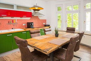 Apartamento, 2 quartos | Cozinha privada | Geladeira, micro-ondas, cooktop, cafeteira/chaleira