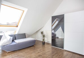 2 chambres, coffres-forts dans les chambres, fer et planche à repasser