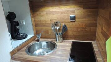 Kühlschrank, Mikrowelle, Wasserkocher mit Kaffee-/Teezubehör