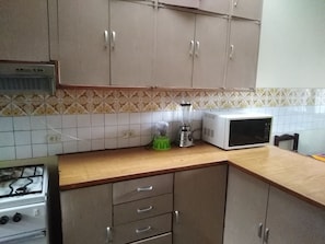 Großer Kühlschrank, Mikrowelle, Herdplatte, Reiskocher