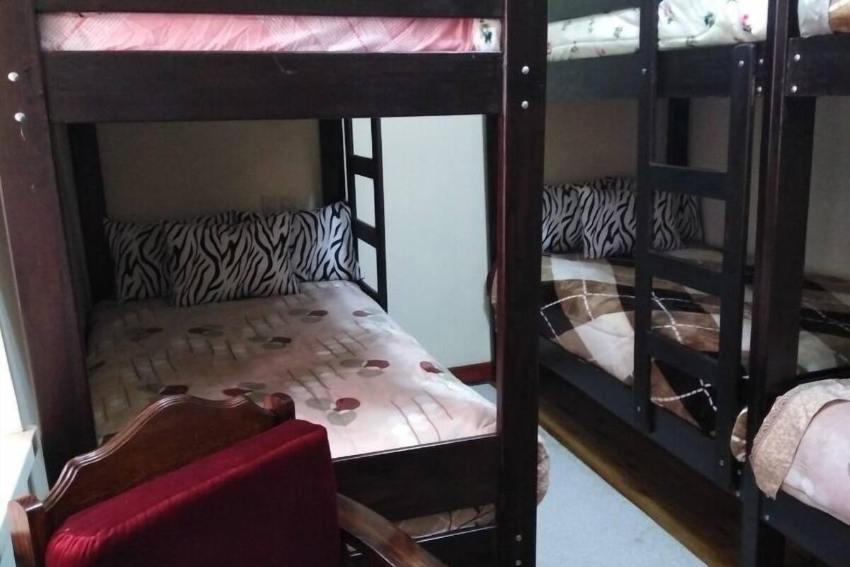 Tabla de planchar con plancha, wifi gratis y ropa de cama