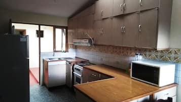 Full-sized fridge, microwave, stovetop, rice cooker