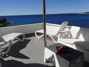 Property grounds - Holiday apartment on the seafront with shared pool (Primošten)