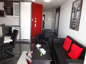 TV - Holiday apartment on the seafront with shared pool (Primošten)