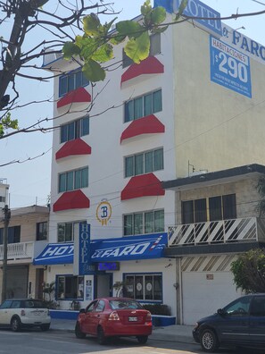 Un hôtel avec une enseigne indiquant un prix de 290 dollars la nuit.