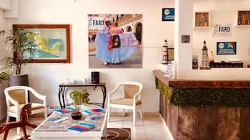 Escritorio, espacio para trabajar con laptop y insonorización