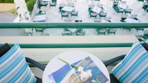 A view from a balcony with a railing, overlooking a dining area with tables and chairs. - Dunas do Alvor - Torralvor (Portimão)