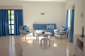 Standard Apartment, 1 Bedroom, Balcony | Living room | 70-inch flat-screen TV with cable channels, LCD TV - Dunas do Alvor - Torralvor (Portimão)