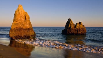Playa en los alrededores, playa de arena blanca y 2 bares en la playa