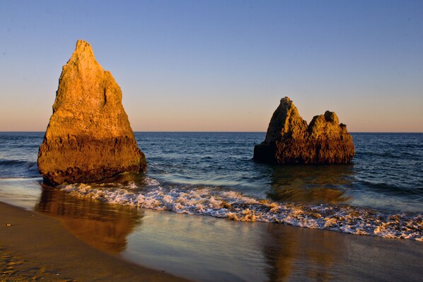 Beach nearby, white sand, 2 beach bars