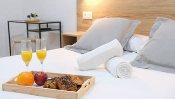 Standaard tweepersoonskamer, 1 tweepersoonsbed, niet-roken, gedeelde badkamer | Een bureau, verduisterende gordijnen, gratis wifi, beddengoed