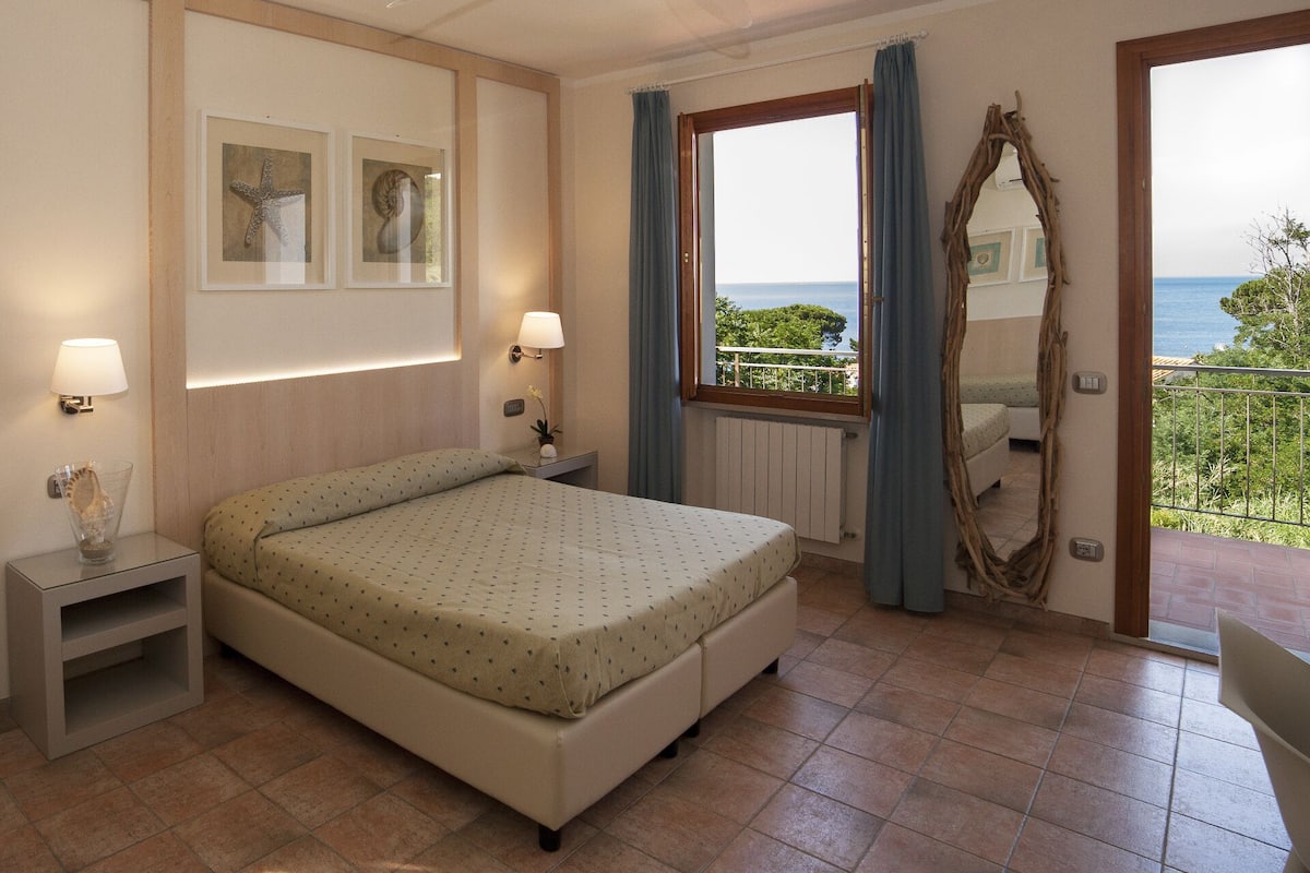 Deluxe-Dreibettzimmer, Balkon, Meerblick | Schreibtisch, kostenloses WLAN, Bettwäsche