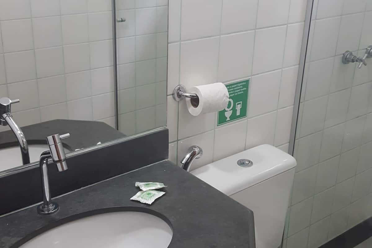 standard room, non smoking | bathroom | shower, free toiletries, hair dryer, towels