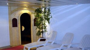 A room with a wooden door, a potted plant, and white lounge chairs. - City Hotel Haupthaus and Nebenhaus (Taesch)