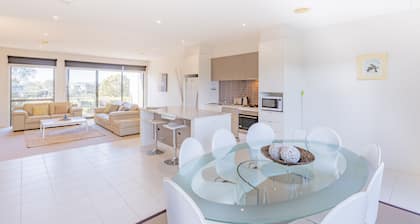 Three-Bedroom Apartment - Pool and Tennis Court Access