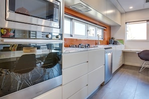 Refrigerador, microondas, horno y parrilla de estufa