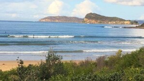 A beach with waves, a distant island, and a clear sky. - IDEAL FAMILY BEACH GETAWAY, 1 HR FROM SYDNEY!!! (Umina Beach)