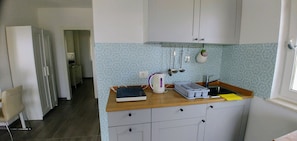 Refrigerador, microondas, tetera eléctrica y tostadora
