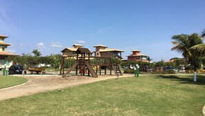 A playground with a wooden structure and a dirt path. - Beautiful house in the best gated community in Manguinhos. (Armação dos Búzios)