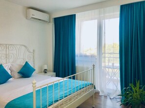 3 bedrooms, in-room safe, desk, soundproofing - PIPERA LAKE VIEW BRIGHT APARTAMENT (PIPERA)