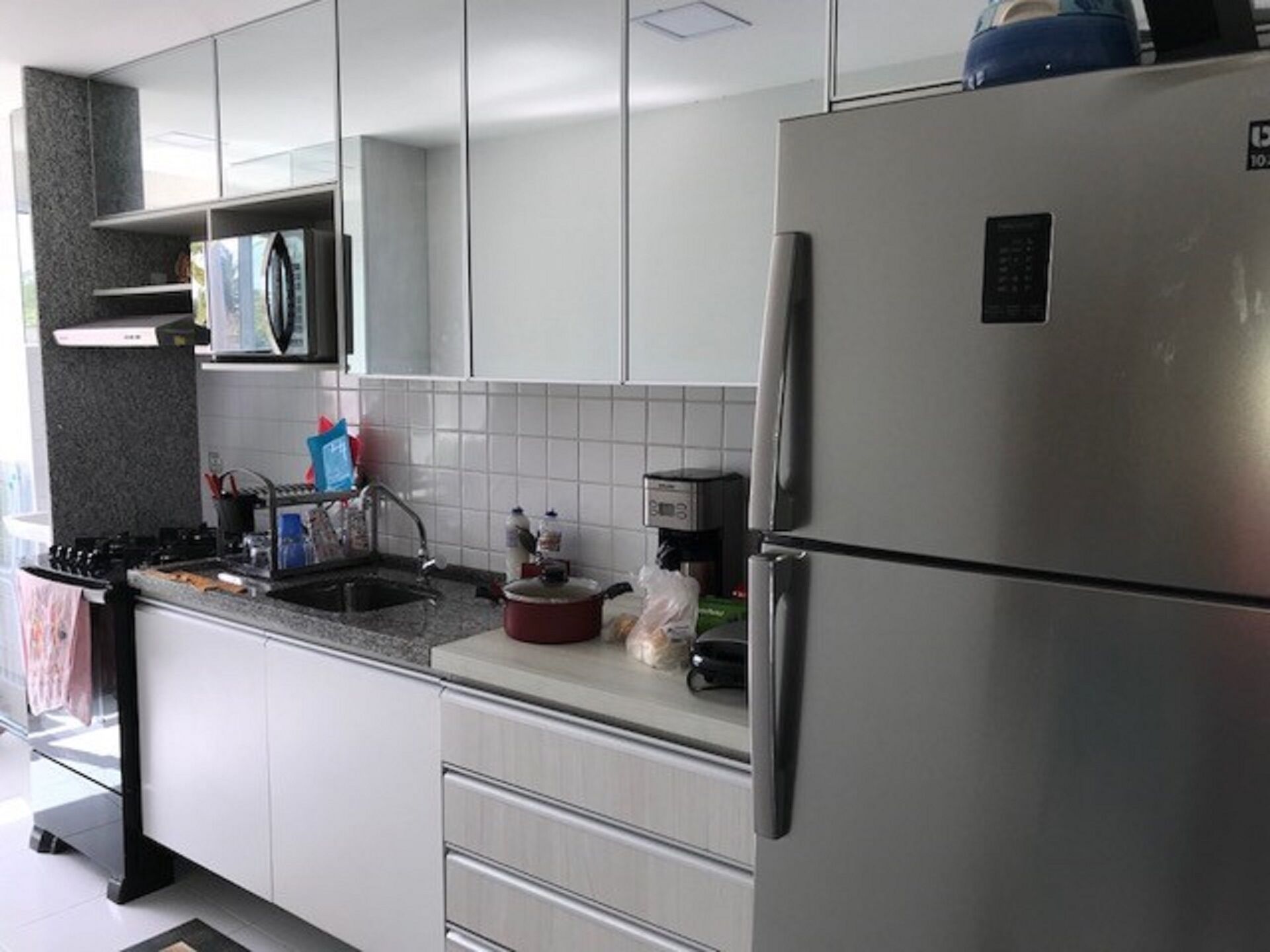 冷蔵庫、電子レンジ、オーブン、コンロ