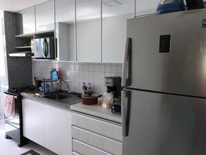 ثلاجة، ميكروويف، فرن، موقد طهي مسطح