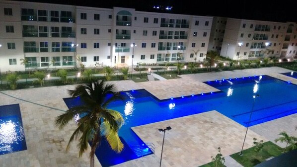 Una piscina al aire libre