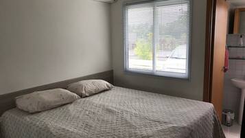 3 habitaciones, tabla de planchar con plancha, wifi y ropa de cama