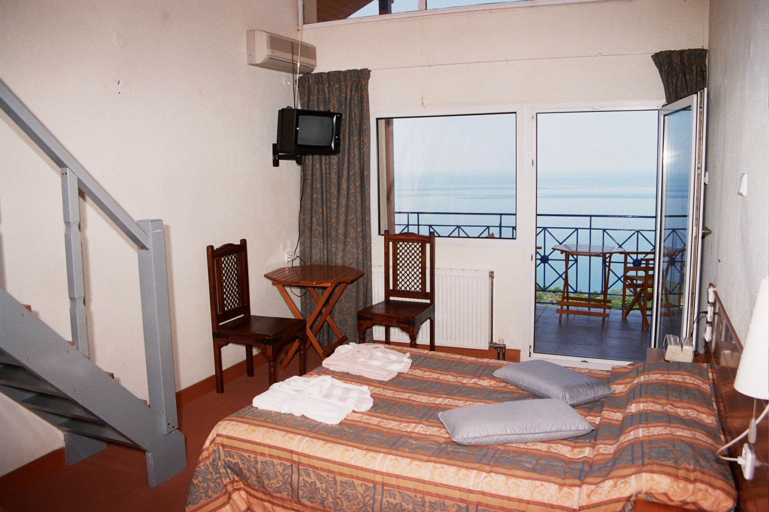 Duplex Luxury sea view apartment for 6, 3 klm from the sea and thermalism