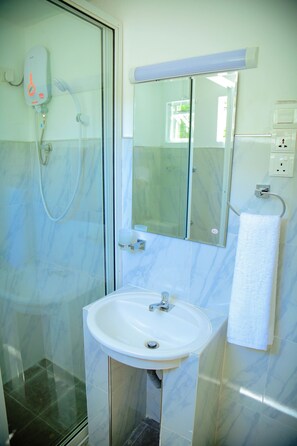 Chambre Deluxe double, 1 grand lit, non-fumeur | Salle de bain | Douche, douche cascade, bidet, serviettes fournies