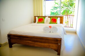 Memory foam beds, desk, free WiFi, bed sheets