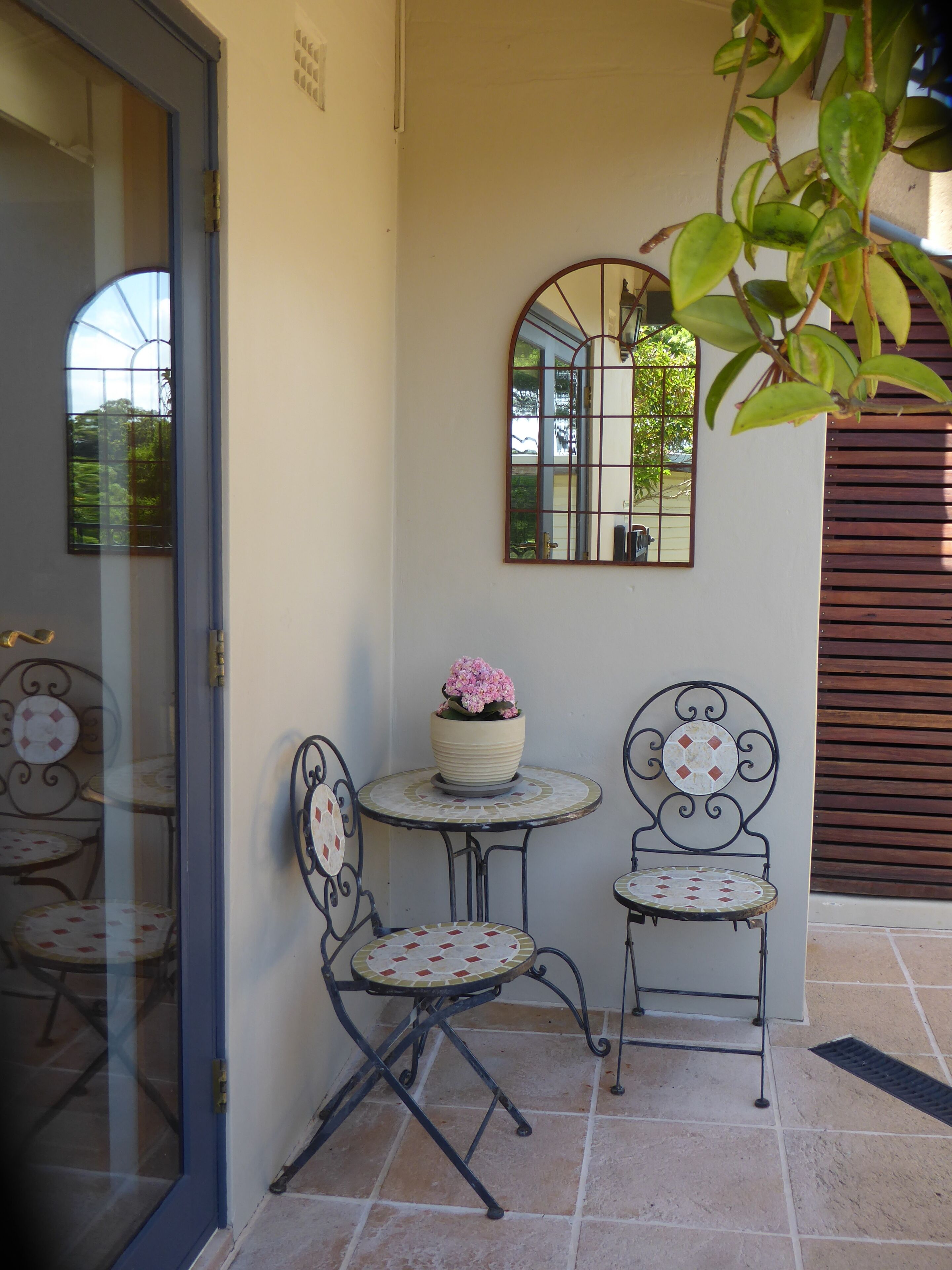 Private Studio below Stunning Heritage Cottage with own entrance — image 11