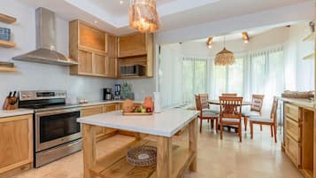 Frigorífico, microondas, horno y placa de cocina