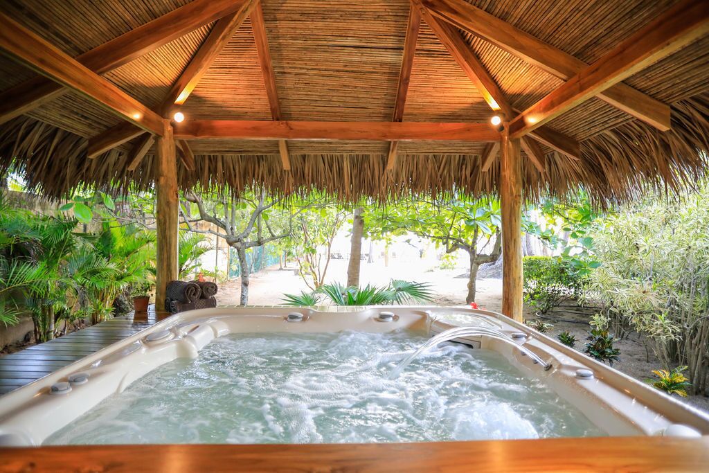 Bañera de hidromasaje al aire libre