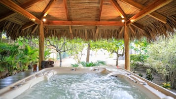 Bañera de hidromasaje al aire libre