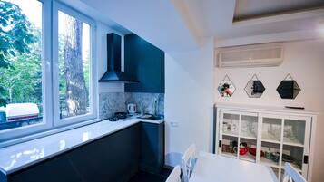 Fridge, stovetop, coffee/tea maker, electric kettle