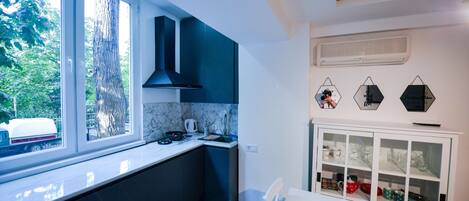 Køleskab, kogeplade, kaffe-/temaskine, elkedel