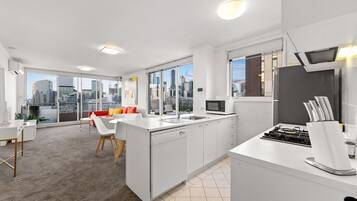 Réfrigérateur, micro-ondes, four, plaque de cuisson