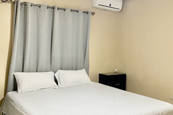 1 habitación, tabla de planchar con plancha y cuna de viaje