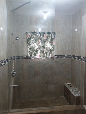 Chuveiro, toalhas de banho, sabonete, papel higiênico