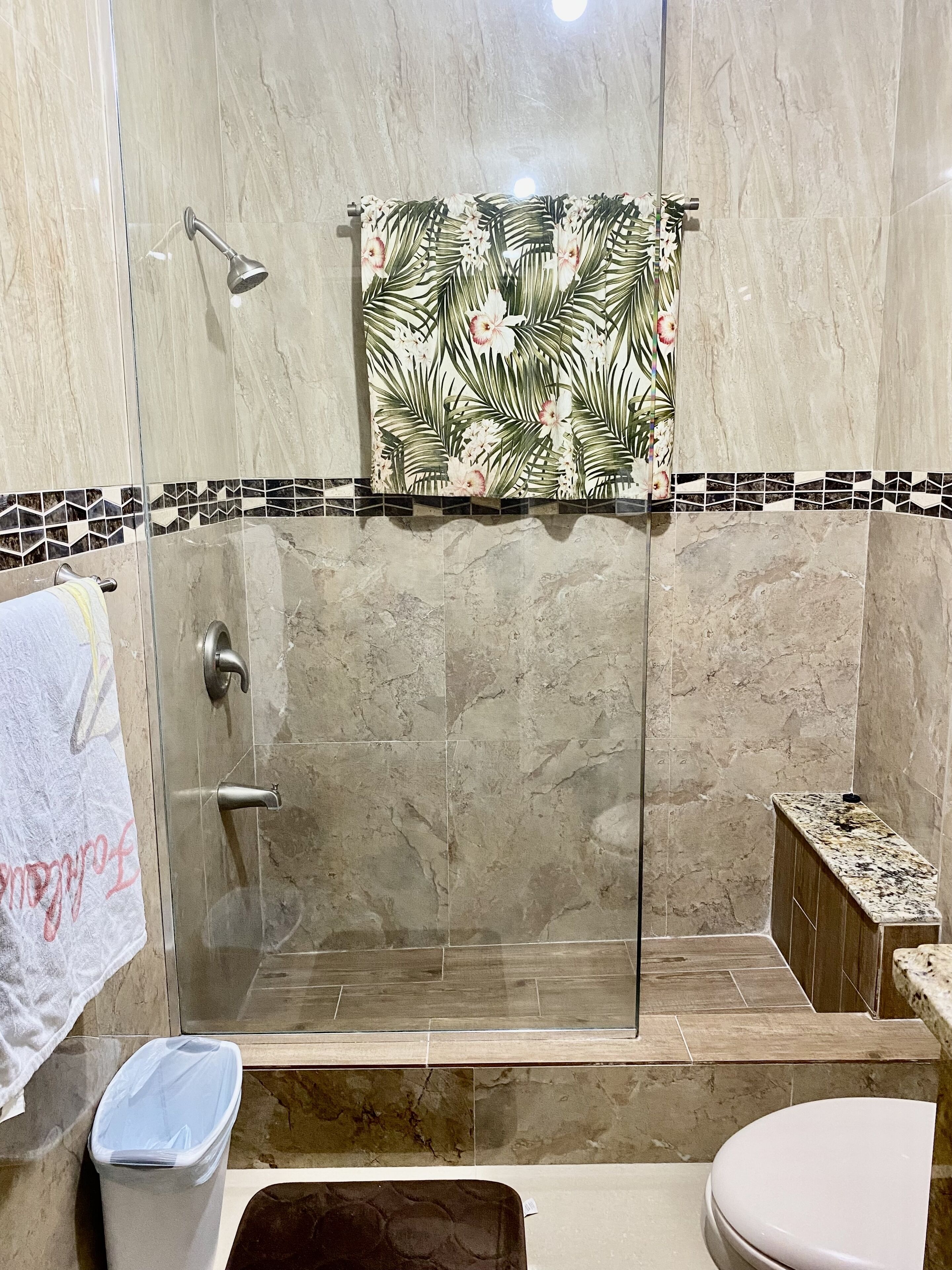 Douche, serviettes fournies, savon, papier toilette