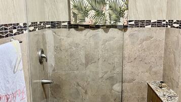 Douche, serviettes fournies, savon, papier toilette