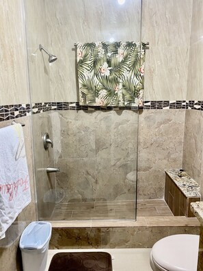 Dusj, håndklær, såpe og toalettpapir