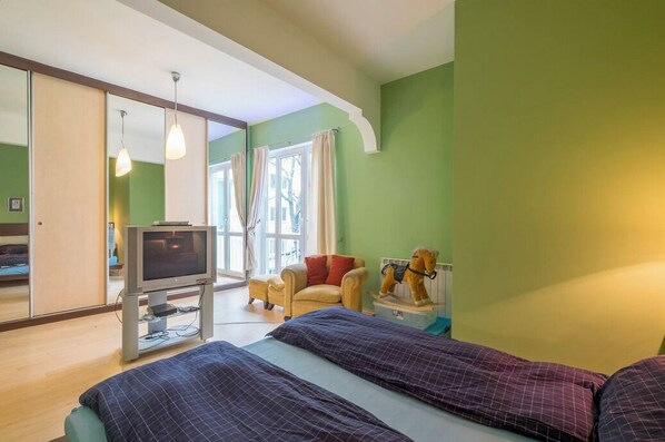 2 bedrooms, in-room safe, desk, iron/ironing board