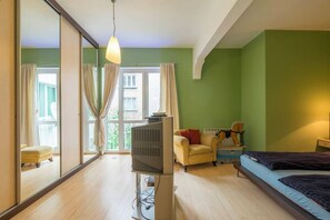 2 bedrooms, in-room safe, desk, iron/ironing board