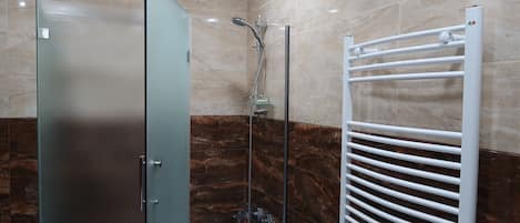 Séchoir à cheveux, serviettes fournies