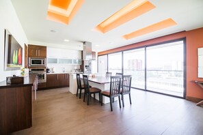 Geladeira, micro-ondas, fogão, cooktop