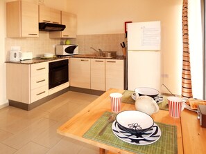 Réfrigérateur, un four, surface de cuisson, grille-pain