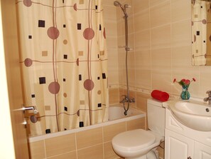Bathtub, towels