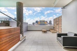 Terrace/patio - Backup-Powered Mountain-view Apartment with Big Balcony & Amazing City Views (Cape Town)